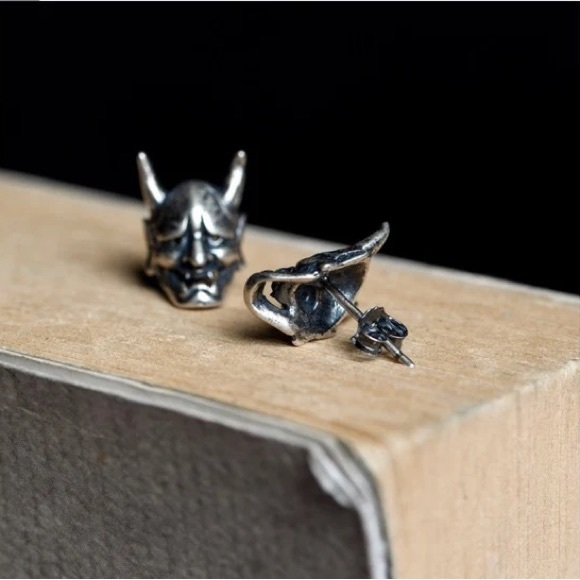 Single Accent Tide Skull Head S925 Silver Earrings - Picture 4 of 6